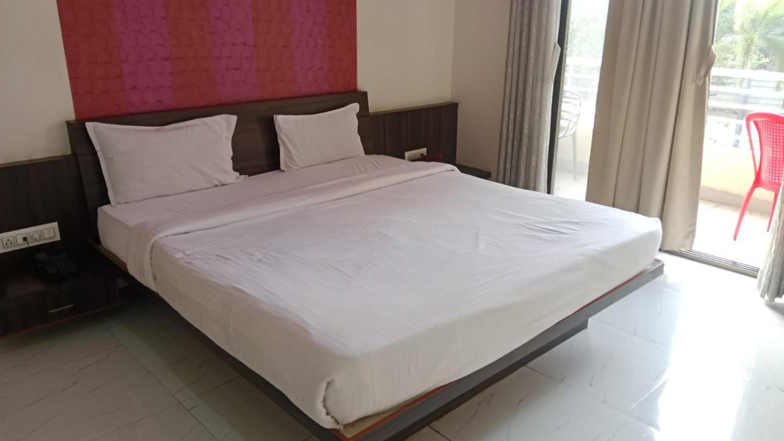 Hotel Swamiraj Indāpur Exterior foto
