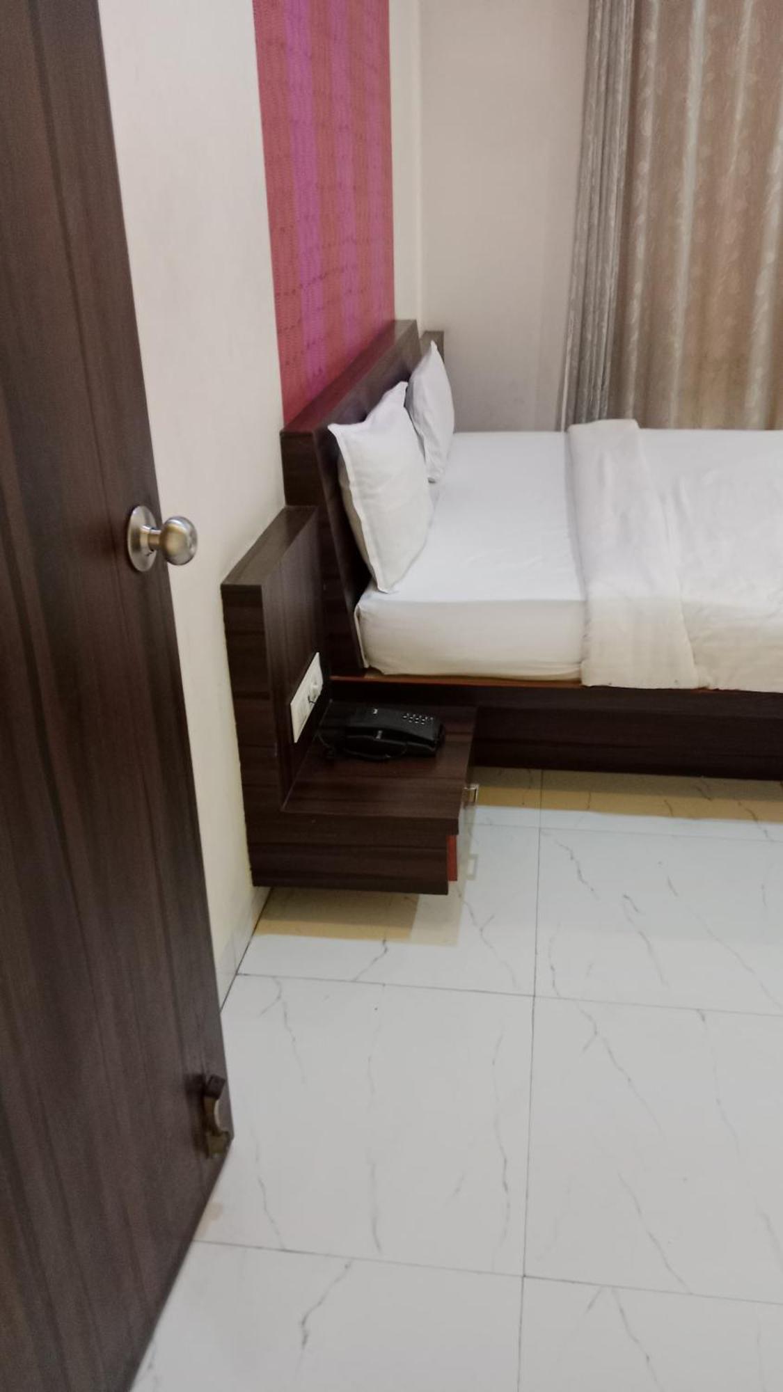 Hotel Swamiraj Indāpur Exterior foto